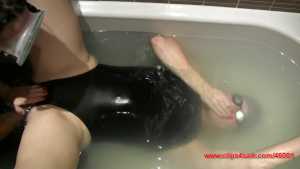 2-girl-underwater-lesbian-swimsuit-breat