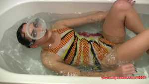 chloe-diving-mask-and-swimsuit-breath-ho
