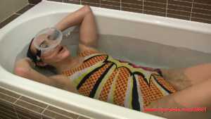 chloe-diving-mask-and-swimsuit-breath-ho