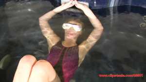 elle-breath-holding-swimsuit-in-hot-tub-
