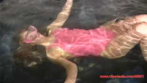 elle-breath-holding-swimsuit-in-hot-tub-