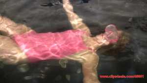 elle-breath-holding-swimsuit-in-hot-tub-