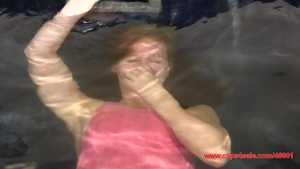 elle-breath-holding-swimsuit-in-hot-tub-