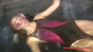 elle-breath-holding-swimsuit-in-hot-tub-