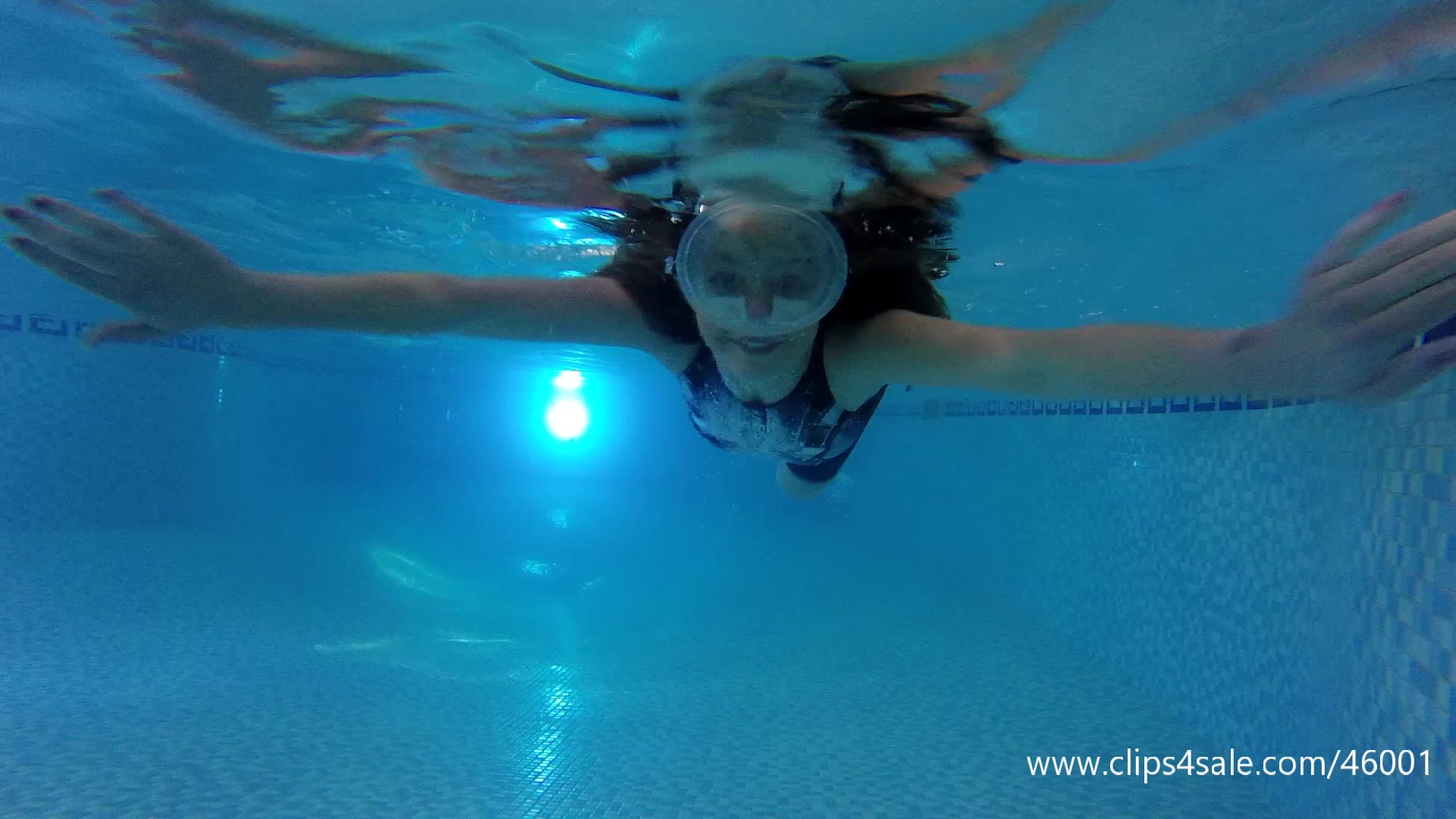 hannah-underwater-with-swimsuit-mask-and