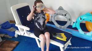 hannah-underwater-with-swimsuit-mask-and