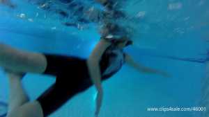 hannah-underwater-with-swimsuit-mask-and