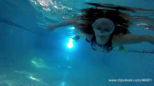 hannah-underwater-with-swimsuit-mask-and