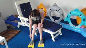hannah-underwater-with-swimsuit-mask-and