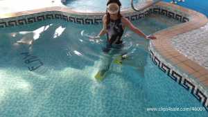 hannah-underwater-with-swimsuit-mask-and