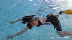 hannah-underwater-with-swimsuit-mask-and