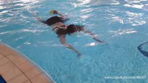 hannah-underwater-with-swimsuit-mask-and