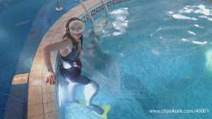 hannah-underwater-with-swimsuit-mask-and