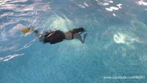 hannah-underwater-with-swimsuit-mask-and