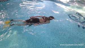 hannah-underwater-with-swimsuit-mask-and