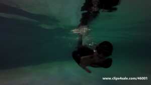 jess-neoprene-wetsuit-swim-underwater_6.