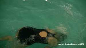 jess-swimming-underwater-with-flippers-i