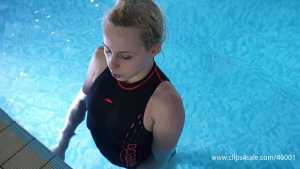 keira-breath-holding-underwater-in-swimm