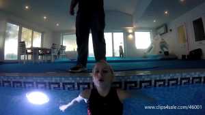 keira-breath-holding-underwater-in-swimm