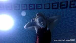 keira-breath-holding-underwater-in-swimm