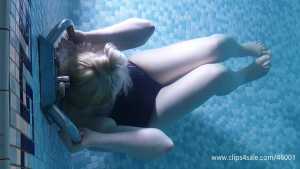 keira-breath-holding-underwater-in-swimm