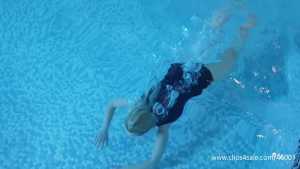 keira-breath-holding-underwater-in-swimm