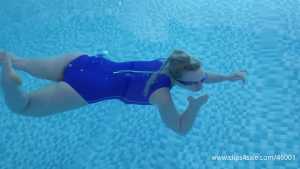 keira-breath-holding-underwater-swim-poo