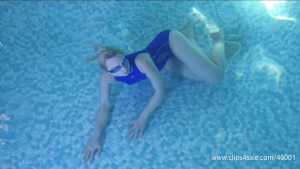 keira-breath-holding-underwater-swim-poo