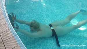 keira-nude-breath-holding-underwater-poo