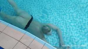 keira-nude-breath-holding-underwater-poo