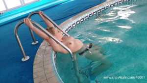 keira-nude-breath-holding-underwater-poo