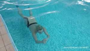 keira-nude-breath-holding-underwater-poo