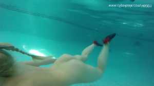 keira-strip-underwater-and-nude-breath-h