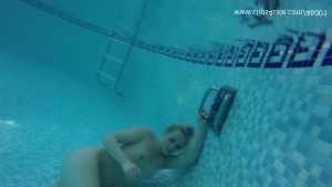 keira-strip-underwater-and-nude-breath-h
