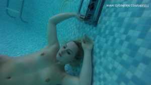 keira-strip-underwater-and-nude-breath-h