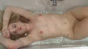 keira-swimsuit-uw-breath-holding-in-bath