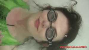 lizzie-bayliss-holds-her-breath-underwat