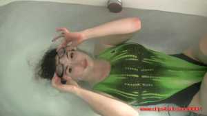 lizzie-bayliss-holds-her-breath-underwat