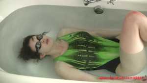 lizzie-bayliss-holds-her-breath-underwat