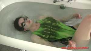 lizzie-bayliss-holds-her-breath-underwat