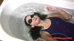 penelope-underwater-bath-breath-holding_