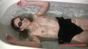 rachelle-underwater-breath-holding-tople