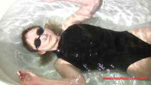 rachelle-underwater-breath-holding-tople