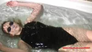 rachelle-underwater-breath-holding-tople