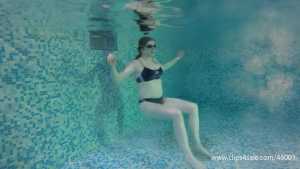 rhianna-underwater-breath-holding-arena_