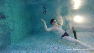 rhianna-underwater-breath-holding-arena_