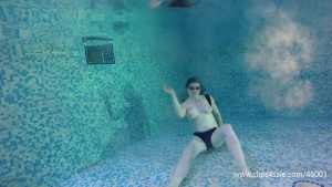 rhianna-underwater-breath-holding-arena_