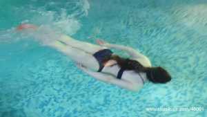 rhianna-underwater-breath-holding-arena_