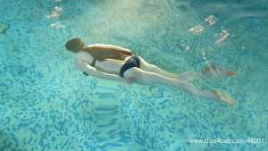 rhianna-underwater-breath-holding-arena_