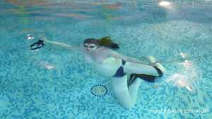 rhianna-underwater-breath-holding-arena_